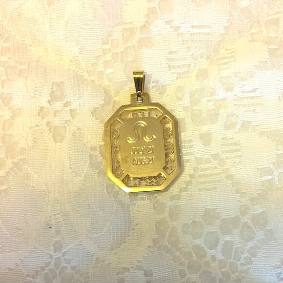 VTG Leo Lion Zodiac Sign Rectangle Charm Vintage Gold Tone Pendant - Picture 4 of 8